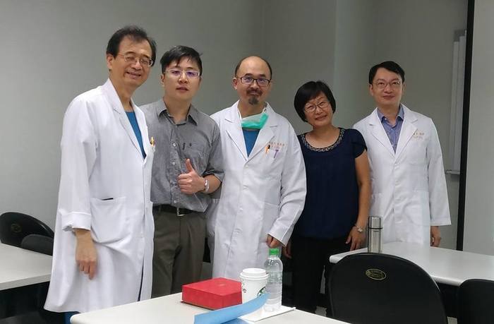 口試委員與廖家志醫師合影