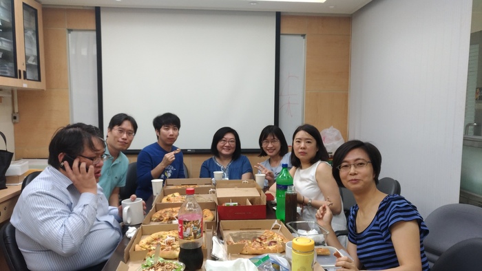 顧正崙老師與蔡七女老師集吳美玲助教與護理所博士班學生餐聚