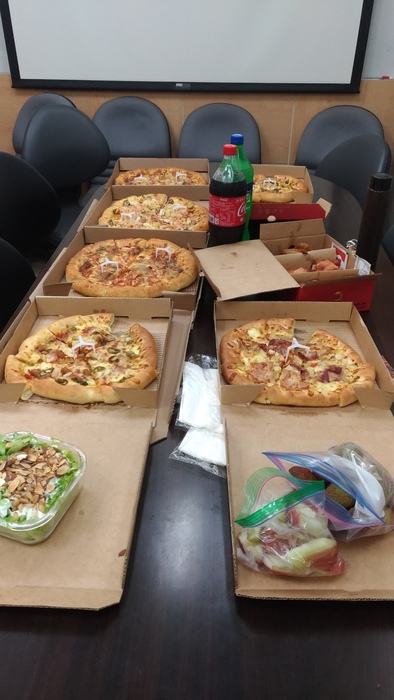 大家吃pizza