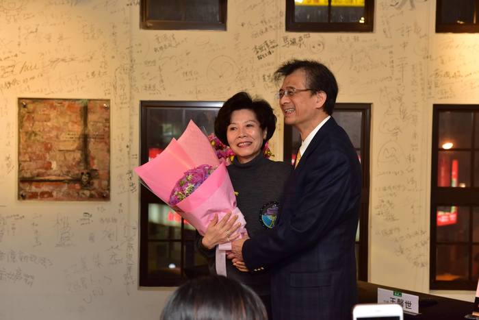所長夫人獻花